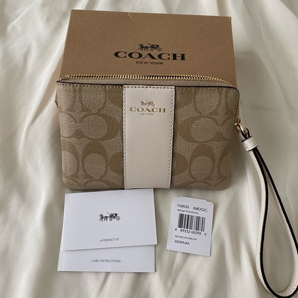 *SOLD* Coach Small Wristlet - Picture 4 of 5